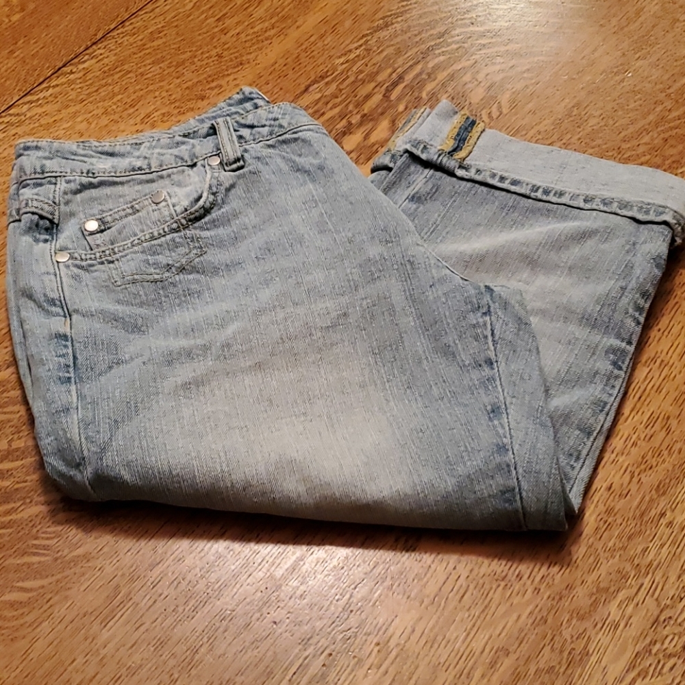 CATO Light Denim Slightly Stressed Capris Size 6